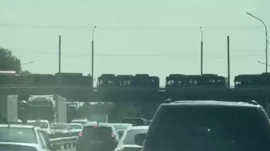  Алматы әкімдігі бірнеше күннен бері жол жиегінде тұрған автобустарға қатысты түсініктеме берді 