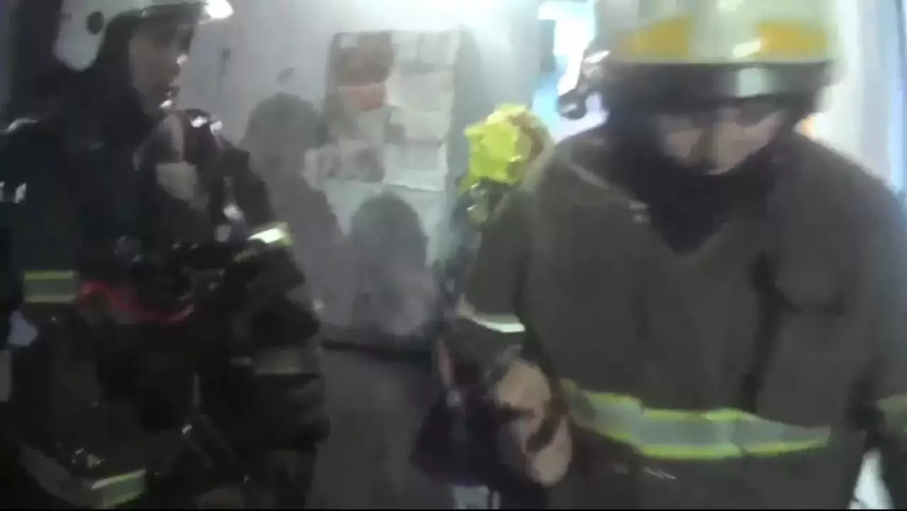 В Павлодаре спасли мужчину при пожаре в пятиэтажном доме