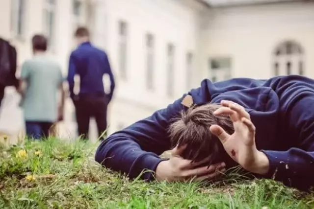 Мешіт қызметкері 15 жастағы жасөспірімді құрдастарының көзінше соққыға жықты