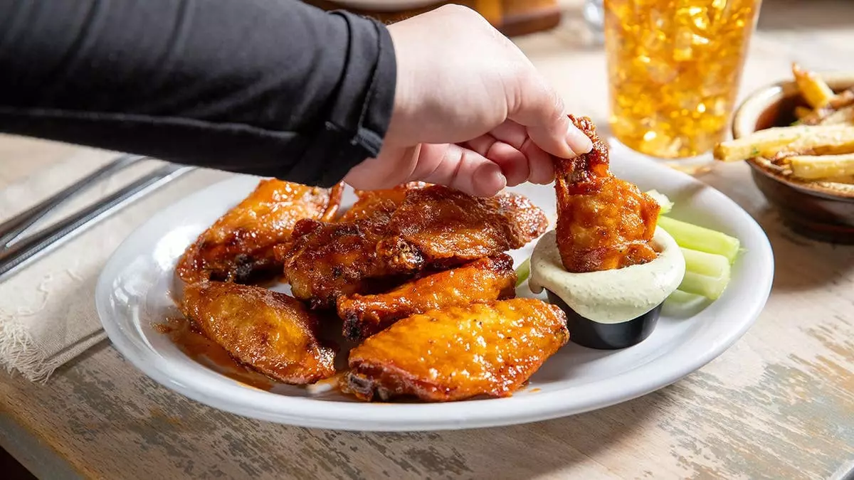 Цены на куриные крылышки снизились, но вот почему ваш любимый ресторан может не урезать цены.