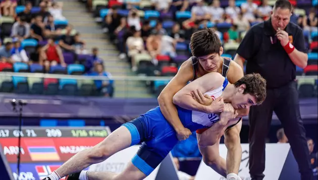 Казахстанец с разгромом 11:3 вырвал медаль ЧМ-2026 по борьбе