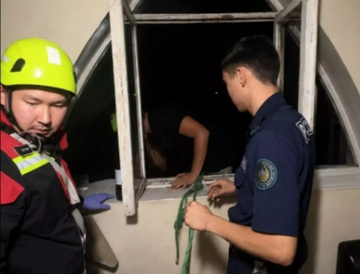 Готовую прыгнуть с пятого этажа женщину спасли в Алматы