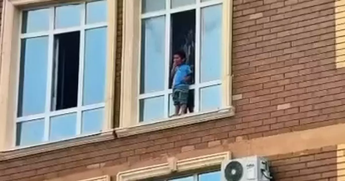  Ақтауда полицейлер 10-қабаттың терезе жақтауында тұрған баланы құтқарып қалды (ВИДЕО) 