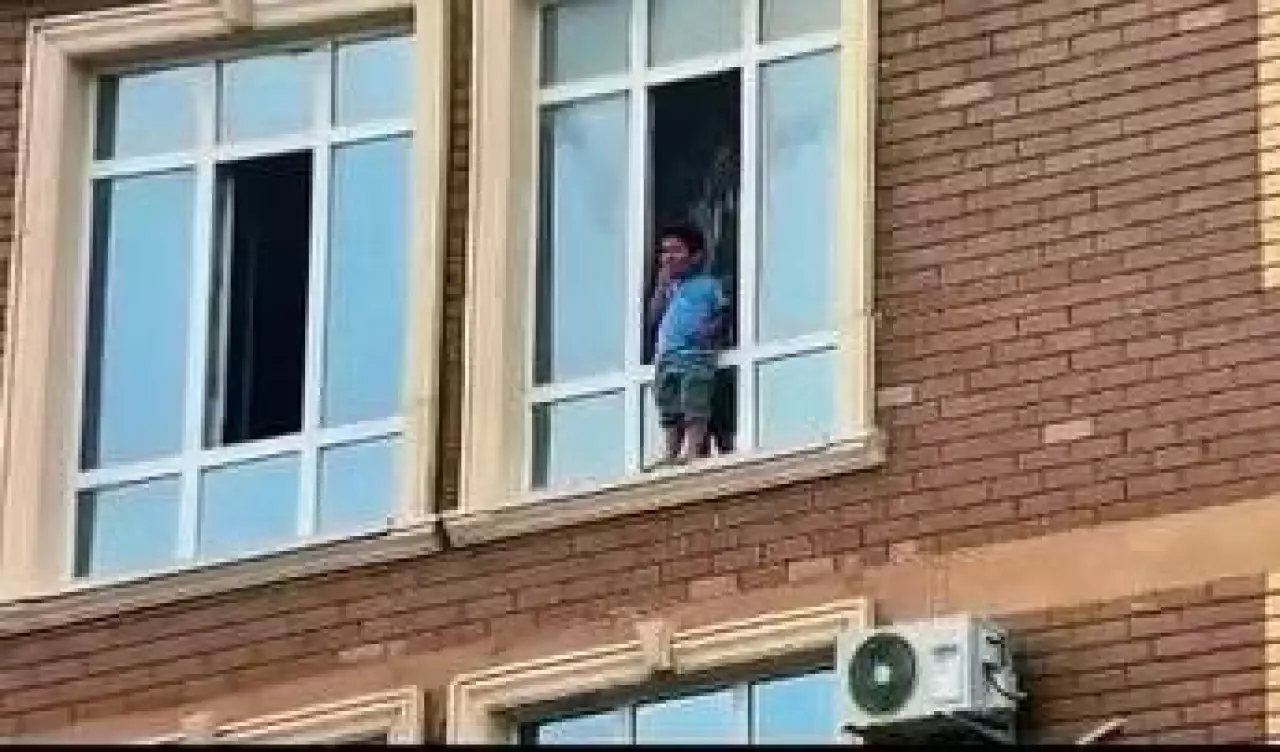 Ақтауда полицейлер 10-қабаттың терезесіне шығып кеткен баланы құтқарды