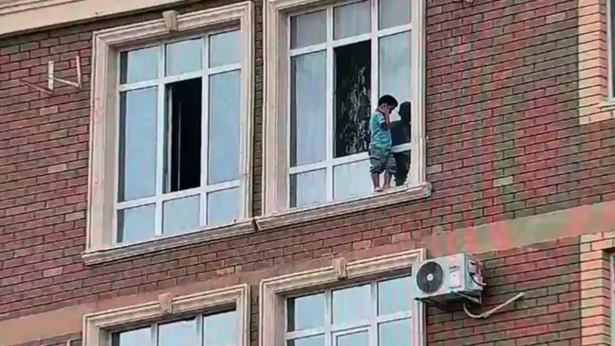 Ақтауда 10-қабаттың сыртқы жақтауында тұрған баланы полиция құтқарып қалды 