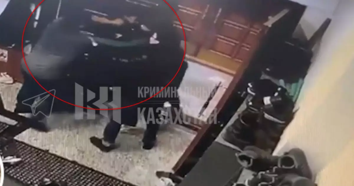  Ақтөбеде мешіт қызметкері 15 жастағы баланы ұрып тастаған (ВИДЕО) 