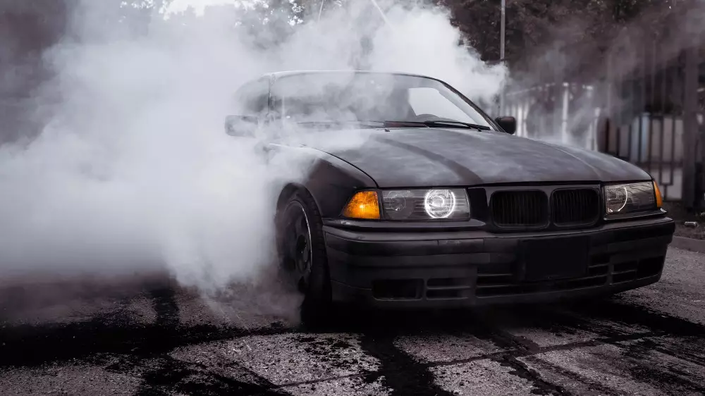 В Таразе наказали дрифтера на BMW за круги на асфальте