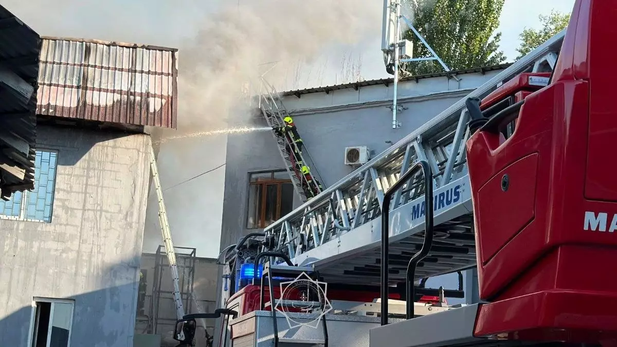 Склады загорелись вблизи центра Алматы