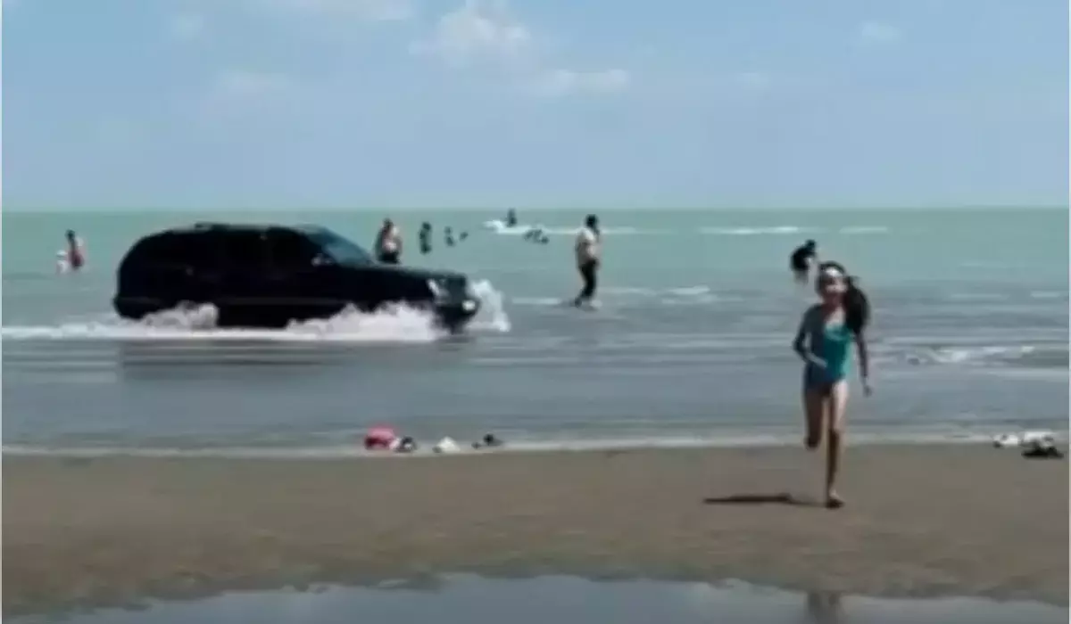 Езда по берегу и воде Балхаша закончилась для водителя Mercedes арестом