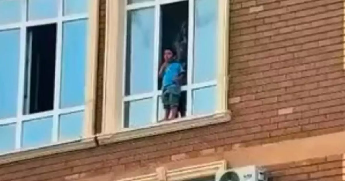  Ақтауда 10-қабаттың терезесінде тұрған бала жұрттың зәресін алды 