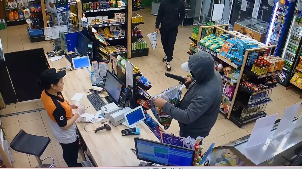 Реакция кассира во время вооруженного нападения на АЗС попала на видео