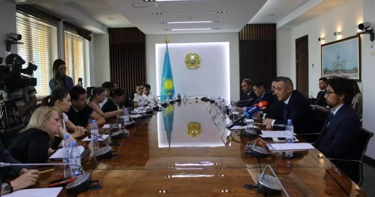  Почему банки зарабатывают миллиарды, пока казахстанцы тонут в кредитах: ответа не последовало 
