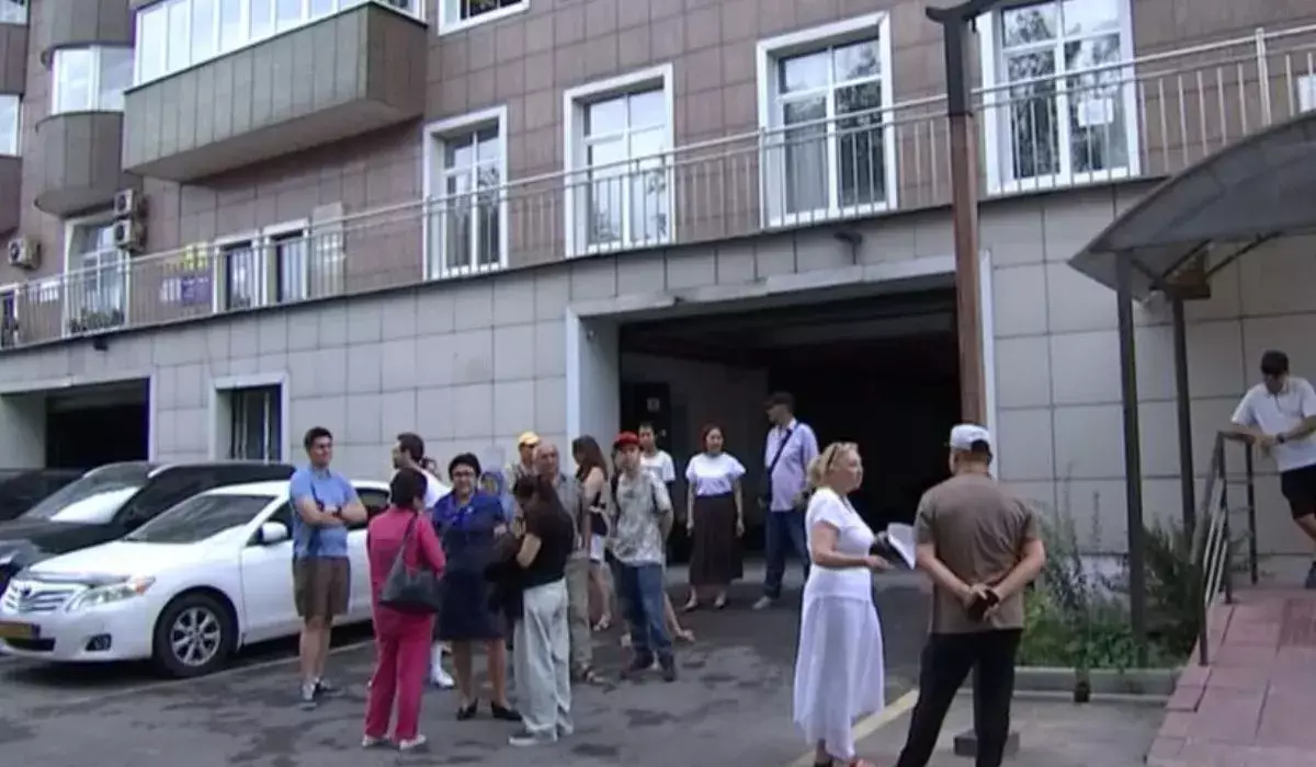 Алматыда 14 қабатты үйдің шатырына коммерциялық нысан салына бастаған: Тұрғындар құрылысқа қарсы шықты