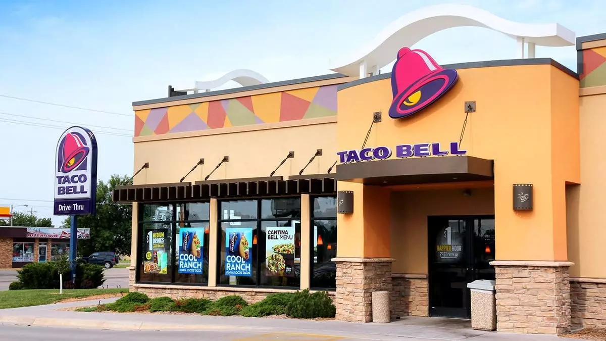 Taco Bell предлагает мексиканскую пиццу за 1 доллар и другие акции без салата, чтобы вернуть клиентов после вспышки инфекции.