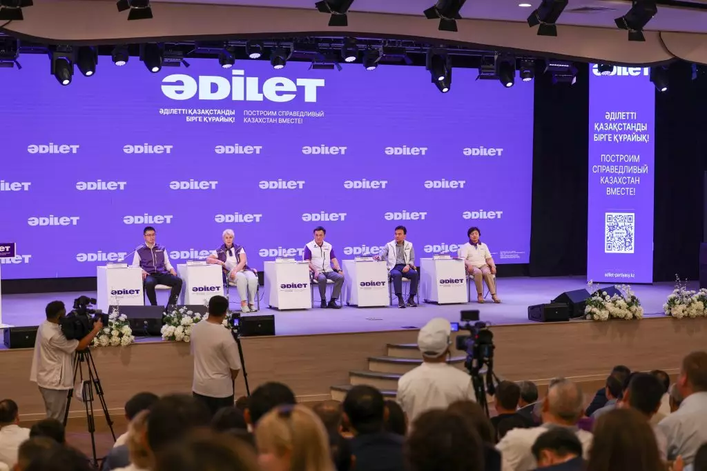 «Әділет» партиясы Көкшетауда мектептерге жасанды интеллект енгізу мәселесін талқылады