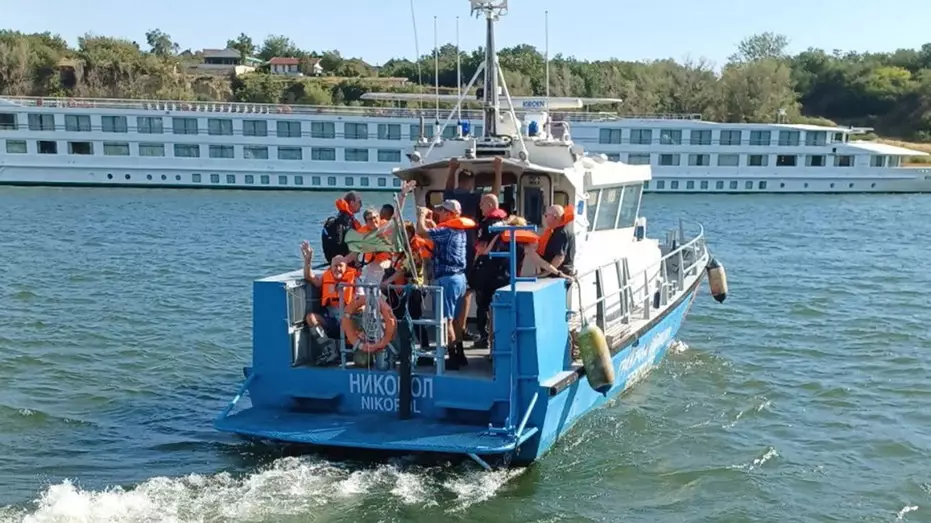 Круизные пассажиры спасены после того, как судно село на мель.