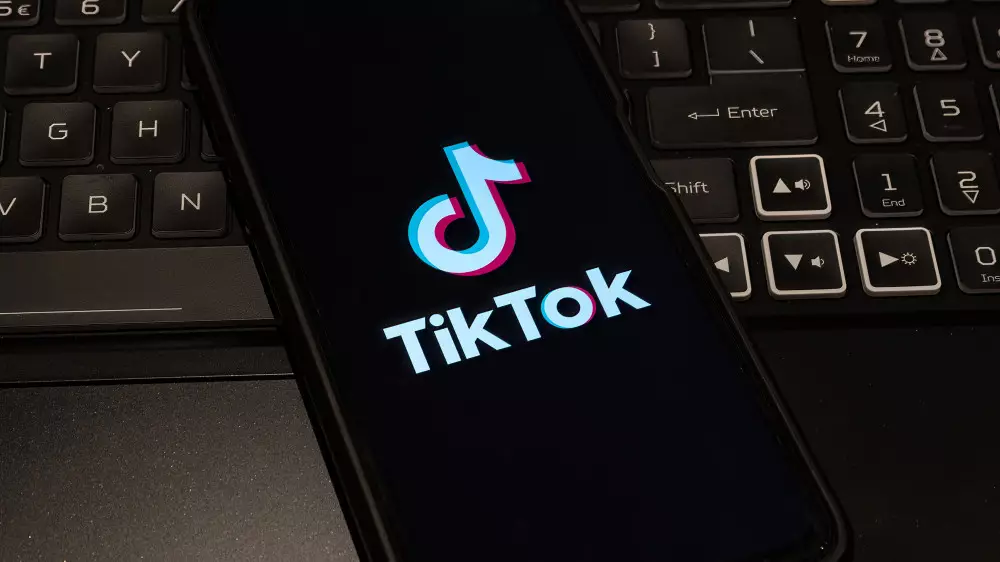 Қазақстандық әйел TikTok-та тікелей эфир өткіземін деп айыппұл арқалады