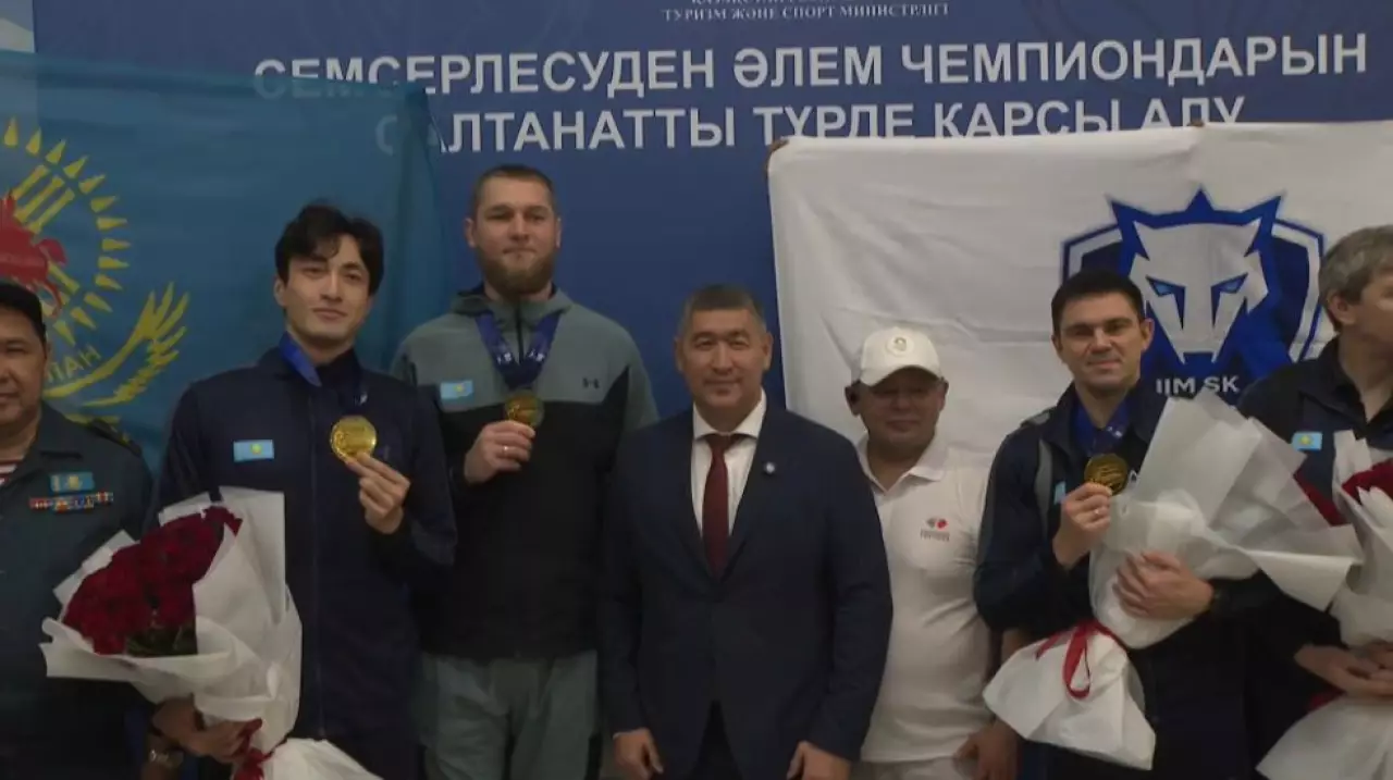 «Золотые» шпажисты вернулись домой