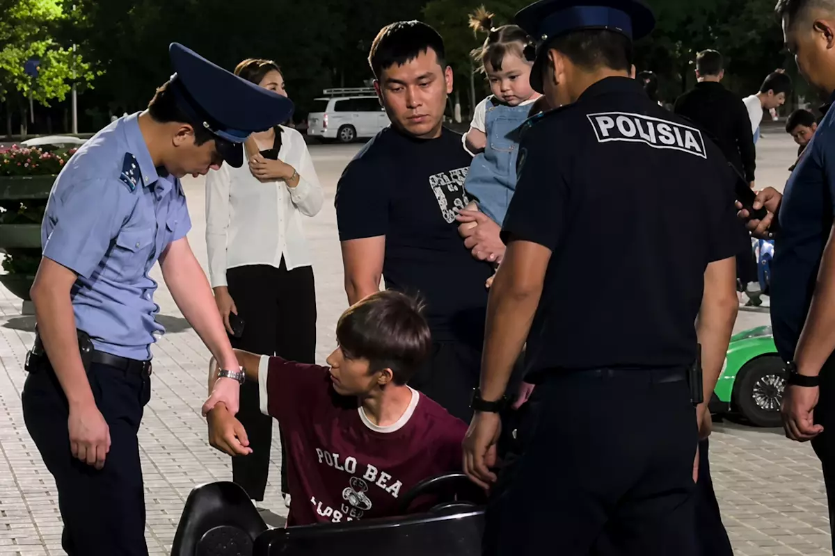 ​Полиция объяснила задержание подростка на детском «Порше» в центре Атырау