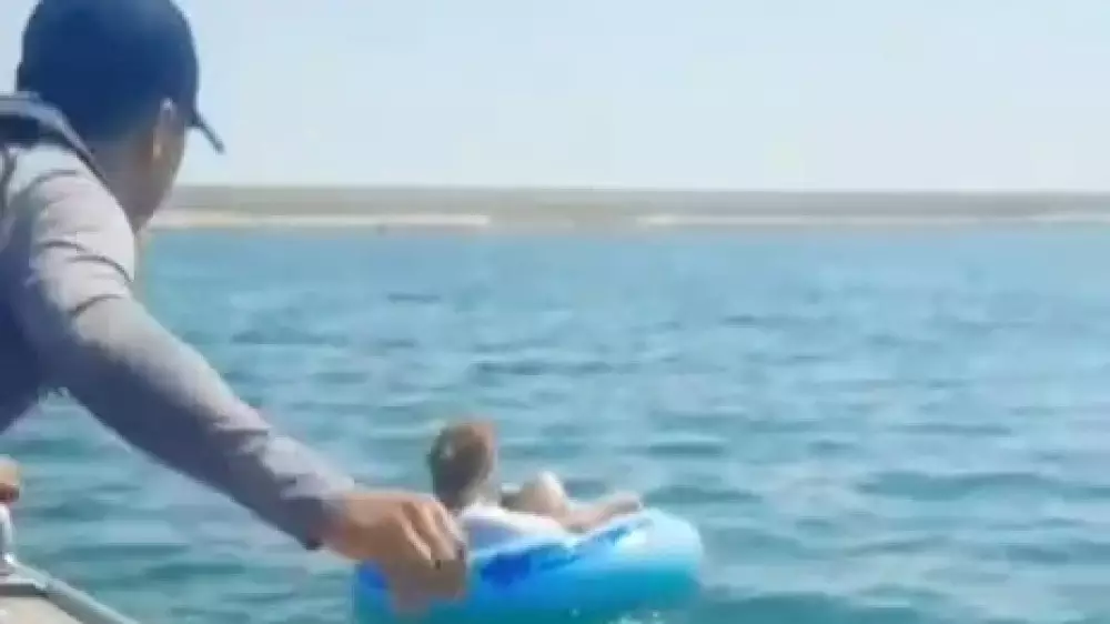 Казахстанку унесло в Каспийское море на плавательном круге