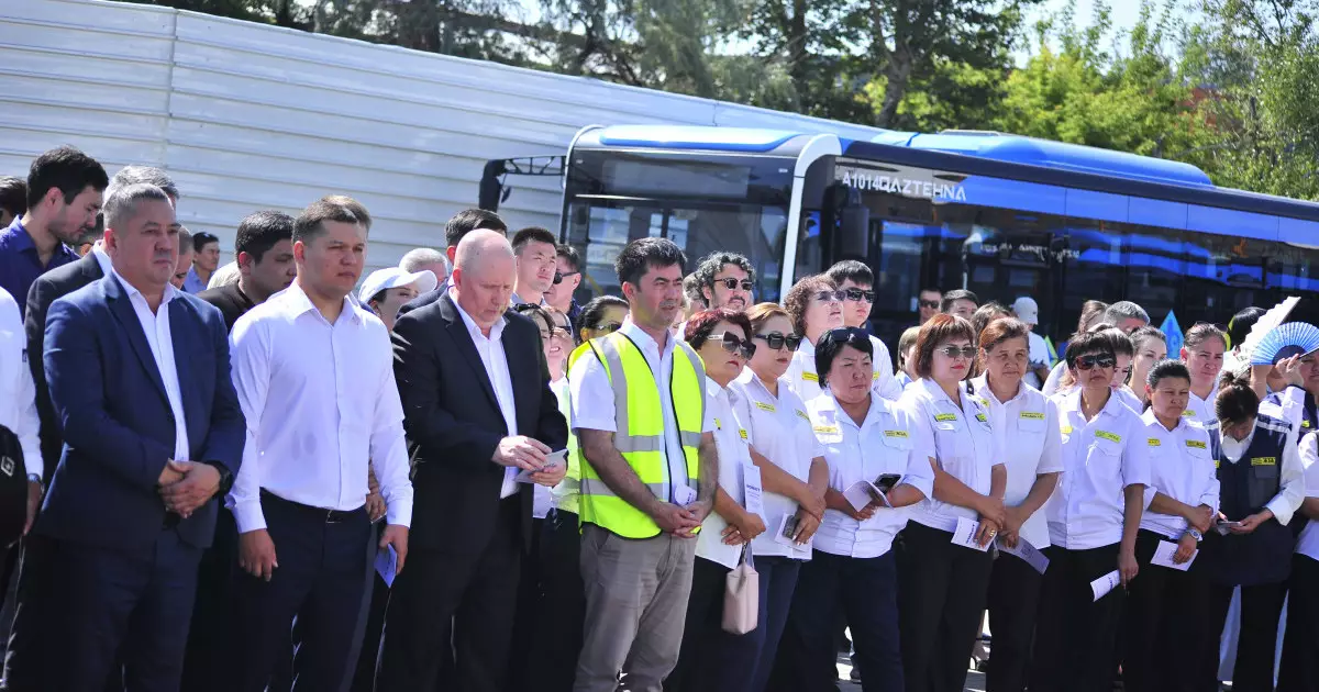  «Әділет» партиясының өкілдері автобус паркінің ұжымымен кездесу өткізді 