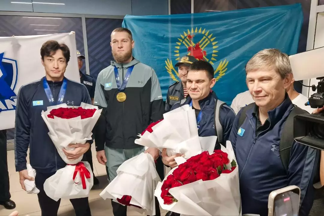 Семсерлесуден тұңғыш рет әлем чемпионы атанған спортшылар елге оралды