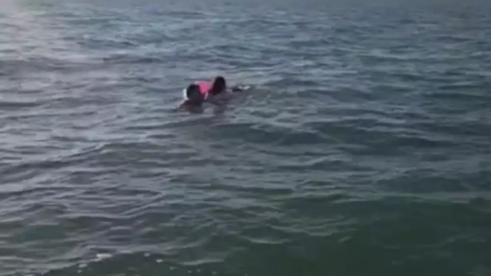 Молодую пару на надувном круге унесло в Каспийское море