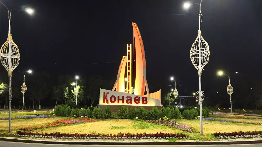 Как живет Конаев в статусе областного центра: репортаж с пляжа и улиц города
