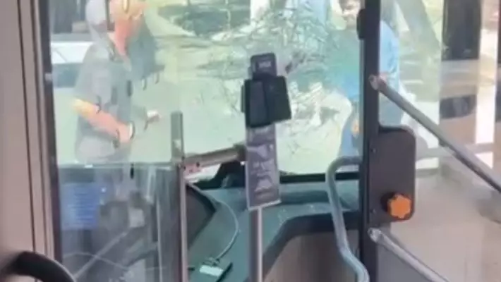 В Ташкенте пьяный пассажир разбил лобовое стекло автобуса и напал на водителя