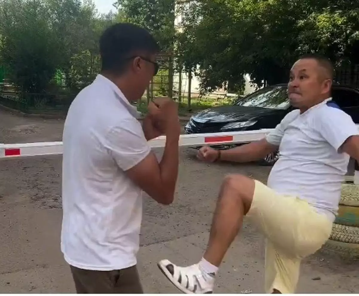 "Пьяный Mortal combat" на детской площадке устроили в Астане