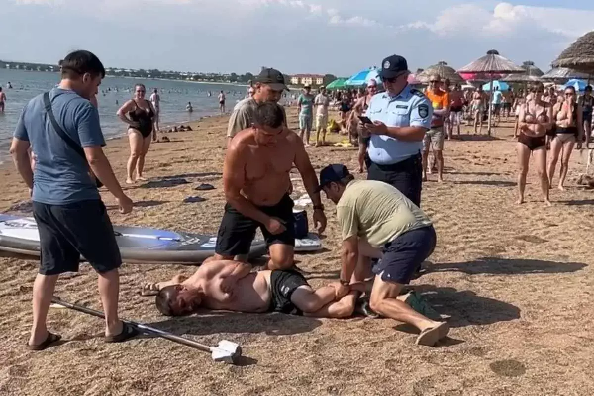 Балқаштағы жағажайлардың бірінде ер адам туристі соққыға жыққан