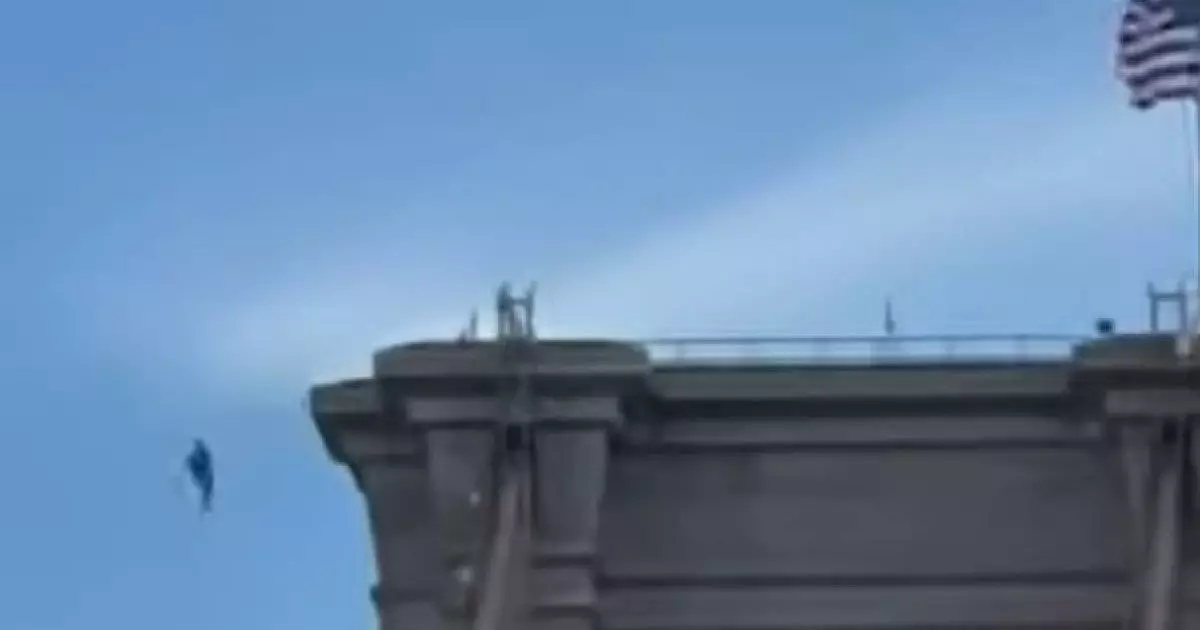 Қазақстан туын ұстап, жалаңаш күйде  көпірден секірген ер адам құтқарылды 