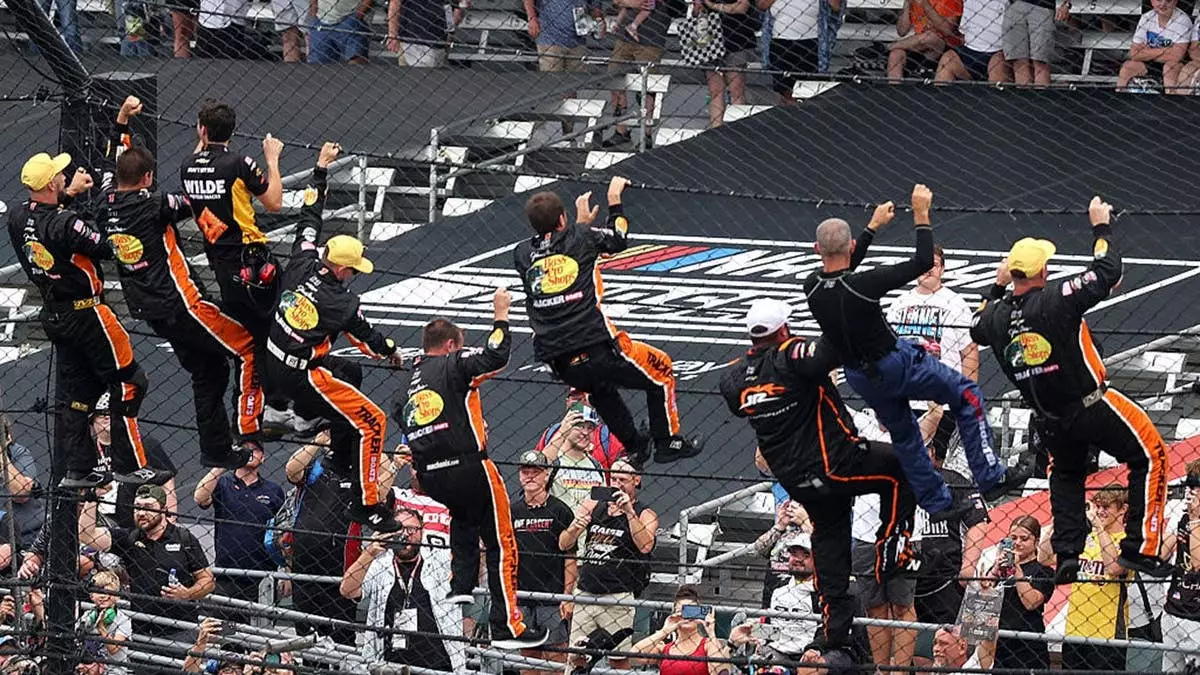 Поклонники NASCAR раскритиковали пост в соцсетях по очевидной причине, Джефф Гордон признал своё самое большое сожаление, а жена гонщика отправилась на пляж.