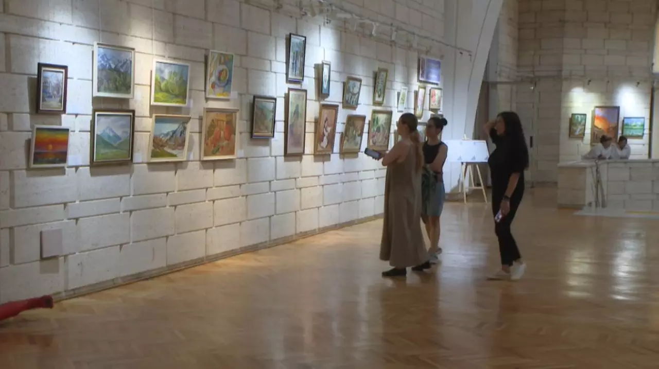 Выставка «Мир вокруг нас» к юбилею клуба «Самоцвет» открылась в Астане