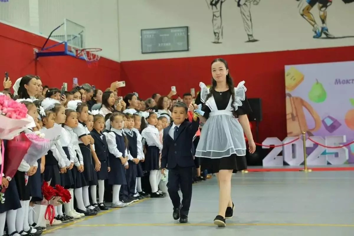 Казахстанским родителям напомнили, как выбрать школьную форму