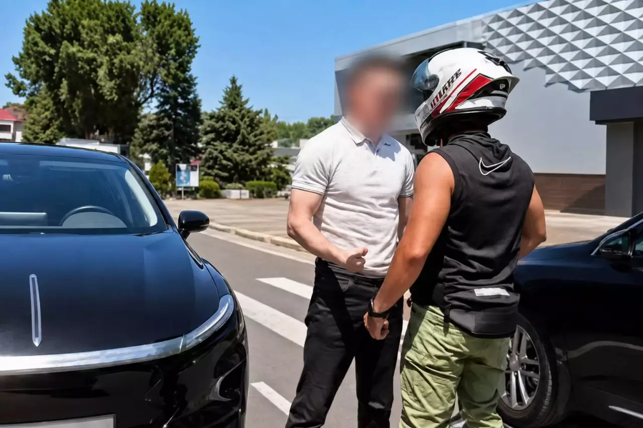 Алматылық мотоцикл жүргізушісі былапыт сөздер айтқаны үшін 10 тәулікке қамалды