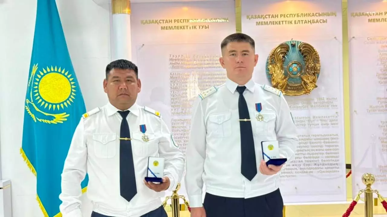 За задержание вооруженного налетчика: в Уральске наградили полицейских