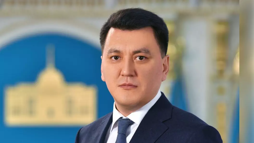 «Мүлдем жат»: Ерлан Қарин тойда әйелдерді кемсітіп уағыз айтқан ер адамның әрекетін сынады