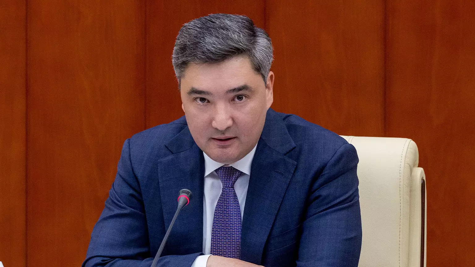 «Импортқа емес, отандық өнімге жол беріңдер»: Бектенов сауда желілеріне талап қойды