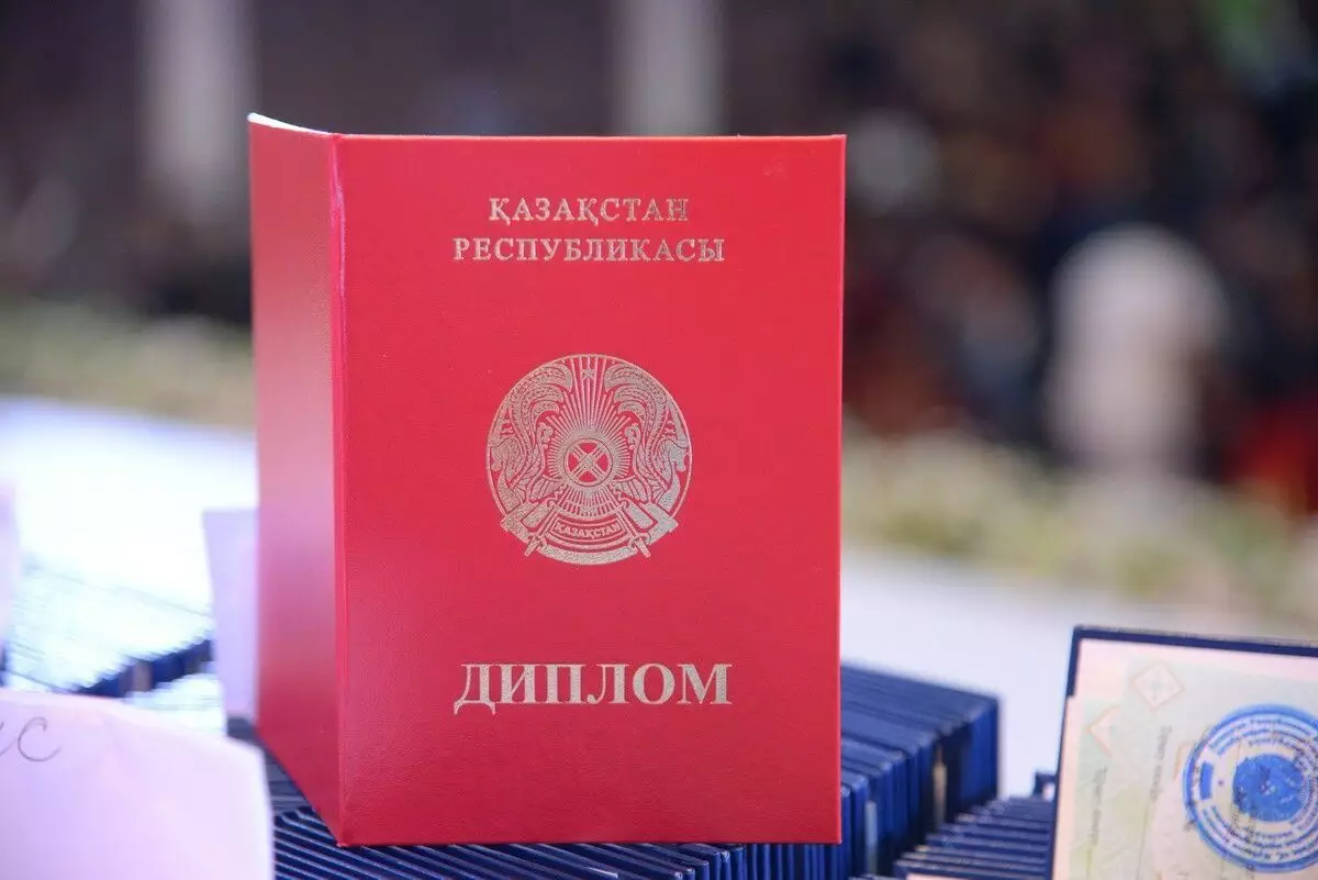 В Казахстане выявили десятки поддельных дипломов