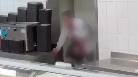 Қазақстандық қыз Солтүстік Кипрде ауыр пышақ жарақатын алған