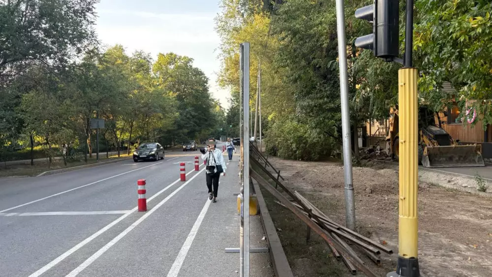 Тротуар жабық, енді жолмен жүру керек пе? Алматыдағы қауіпсіздікке кім жауапты?