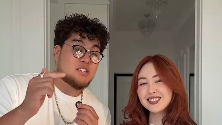«Қазақ тілін білмеймін»: танымал блогердің әйелі сынға қалды 