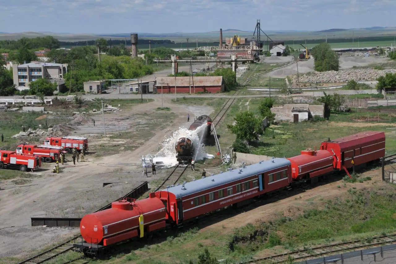 Три пожарных поезда помогли потушить природные пожары в двух областях Казахстана