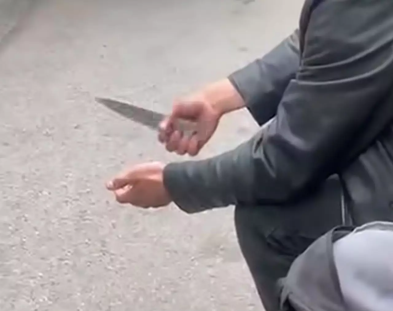 Пациенты с ножом напали на медиков скорой в Алматы