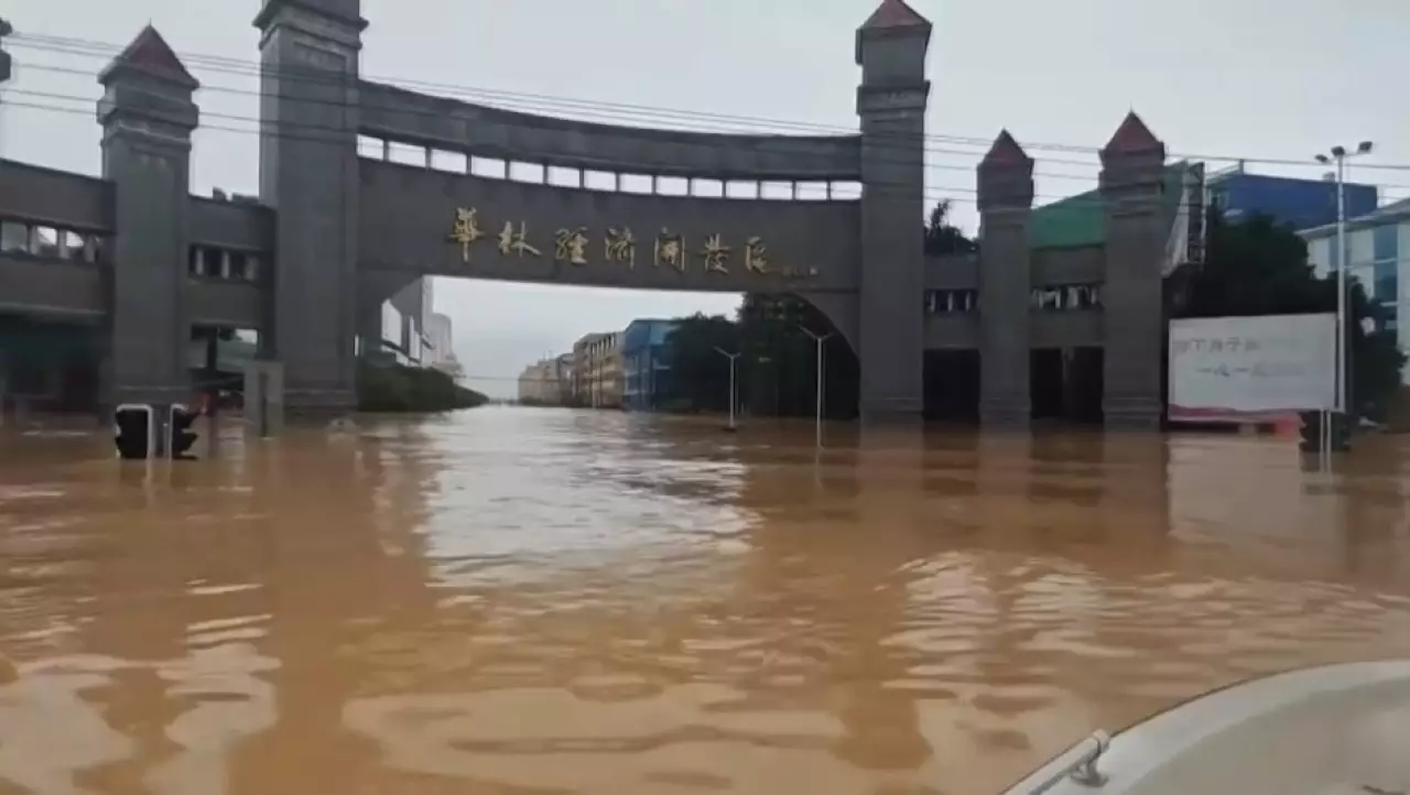 Провинцию в Китае затопило из-за проливных дождей