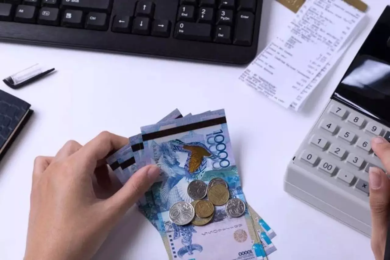 Почти миллион тенге: в каких сферах и регионах Казахстана платят больше всего
