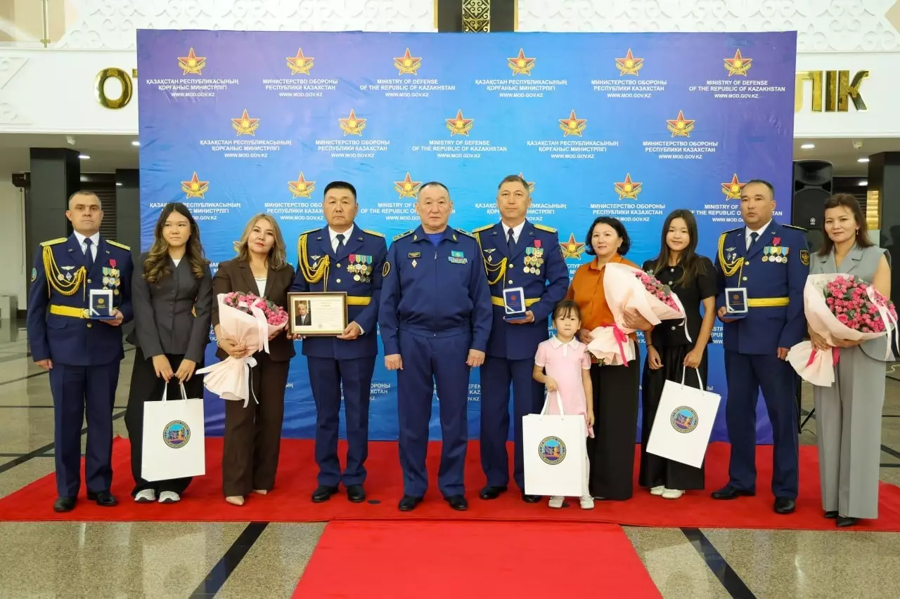 Орман өртін сөндірген қаһармандар: әскери ұшқыштар марапатталды