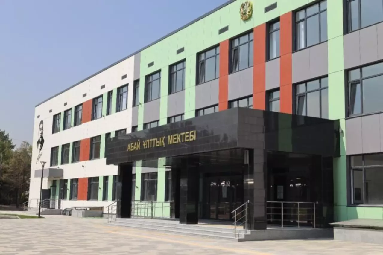 Түлектер алаңдаушылық білдірген «Абай ұлттық мектебінде» не болып жатыр?