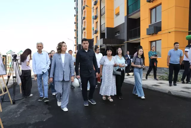 В Калкамане-2 завершили строительство 594 квартир: аким Наурызбайского района Алматы показала журналистам новый жилой комплекс